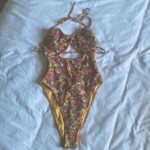 Forever 21 one-piece floral swimsuit! Adorable fit